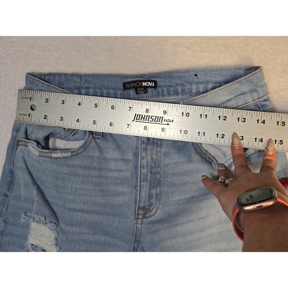 Fashion Nova Medium Wash Boyfriend Straight Leg Jeans Size 5/27 Distressed - Picture 3 of 7